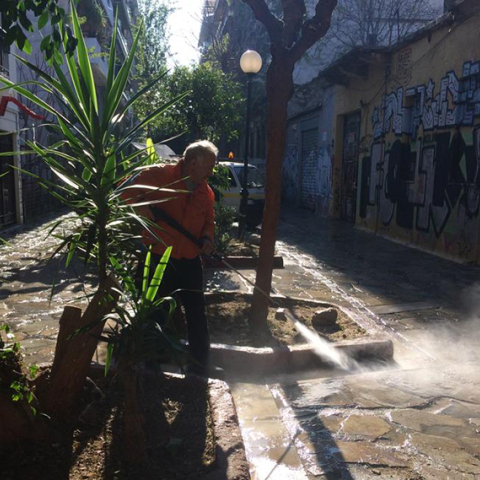 Συνεργεία του Δήμου στον πεζόδρομο της Σαλαμίνος 