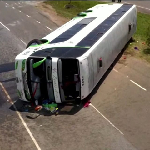 bhdn_in-08th_argentina_-bus-overturns-leaving-at-least-2-kids_cnna-st1-100000000582bd61_174_0.mp4_.00_00_18_20.still001-960x640.jpg