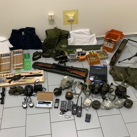 Μέρος του... οπλοστασίου που βρέθηκε σε σπίτια και αποθήκες στη Σύρο