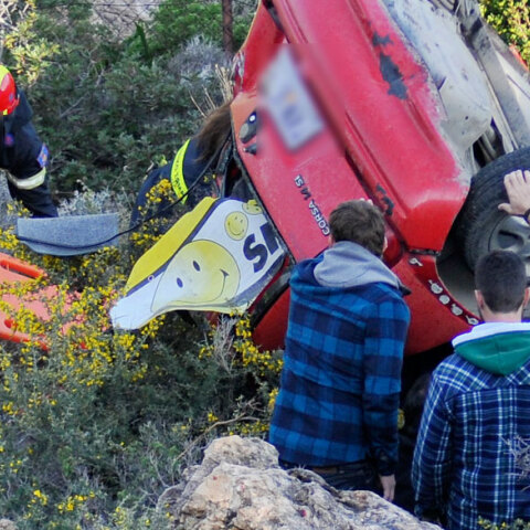 Αυτοκίνητο σε γκρεμό