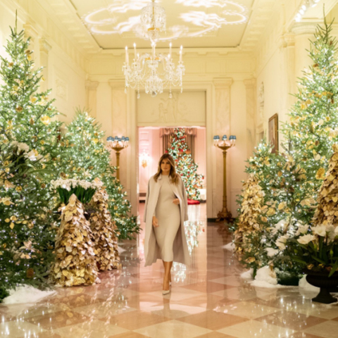 Η Μελάνια Τραμπ στον στολισμένο Λευκό Οίκο