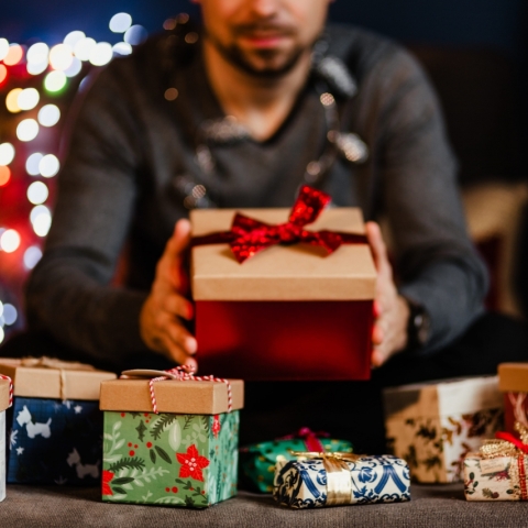 kaboompics_a_handsome_man_with_christmas_presents.jpg