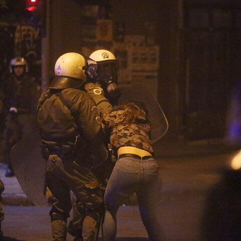 Επεισόδια μεταξύ ΜΑΤ και διαδηλωτών στα Εξάρχεια