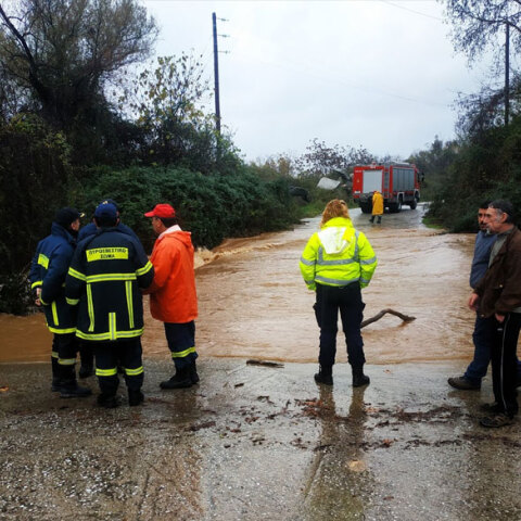Σώος βρέθηκε ο οδηγός Ι.Χ. που παρασύρθηκε από τα ορμητικά νερά ποταμού