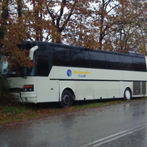 Λαχτάρησαν μαθητές λεωφορείου στα Τρίκαλα λόγω τροχαίου