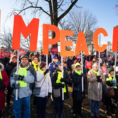 Διαδηλωτές έξω από τη Βουλή των Αντιπροσώπων υπέρ της παραπομπής Τραμπ