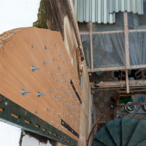 Ο μηχανισμός-παγίδα με βίδες και καρφιά σε κτίριο που τελούσε υπό κατάληψη στο Κουκάκι