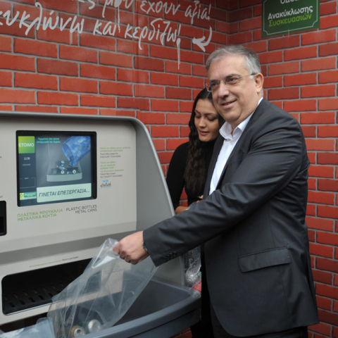 Ο υπ. Εσωτερικών Τάκης Θεοδωρικάκος εγκαινίασε το πρώτο «σπιτάκι ανταποδοτικής ανακύκλωσης» στην Καλλιθέα
