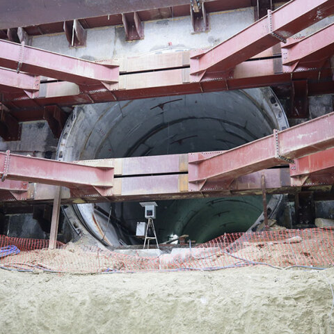 Επίσκεψη του υπουργού Μεταφορών στο εργοτάξιο του μετρό στον Πειραιά