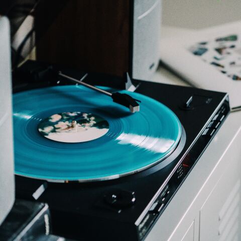 Istories Me Diaforetiko Telos Ta Blues.jpg