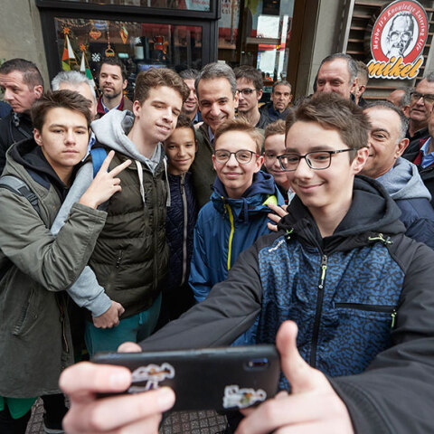 Χαλαρή βόλτα και selfies με τον κόσμο για τον Κυριάκο Μητσοτάκη στο κέντρο της Λάρισας