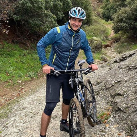 Ο Κυριάκος Μητσοτάκης κάνει mountain bike στα Μετέωρα