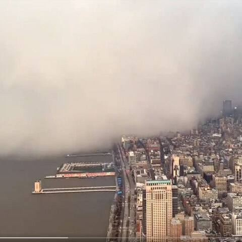 Η στιγμή που χιονοθύελλα καλύπτει τη Νέα Υόρκη