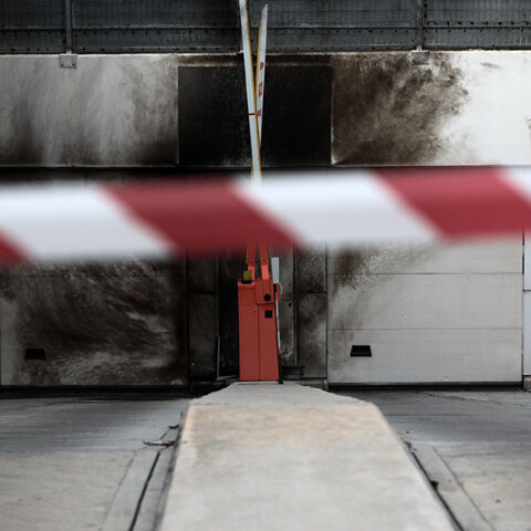 Πετράλωνα: Εμπρηστική επίθεση στα γραφεία του ΣΔΟΕ