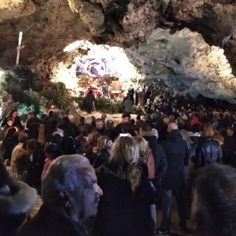 Κρήτη: Αναπαράσταση της Θείας Γέννησης στο σπήλαιο του Άι Γιάννη