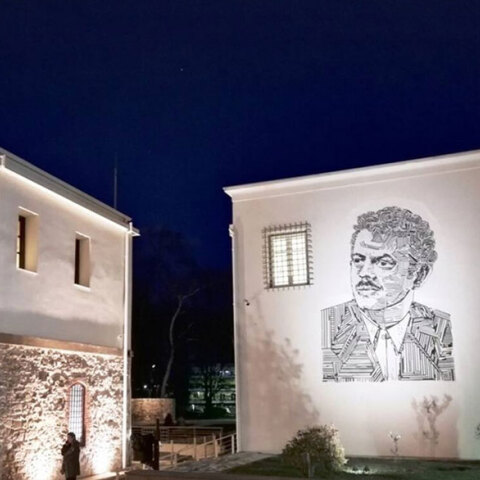 Έφτιαξαν τεράστιο ψηφιδωτό με το πρόσωπο του Τσιτσάνη στα Τρίκαλα