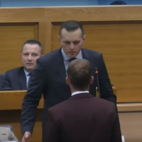 Βοσνία: Υπουργός αποκαλεί «πίθηκο» βουλευτή και τον χαστουκίζει