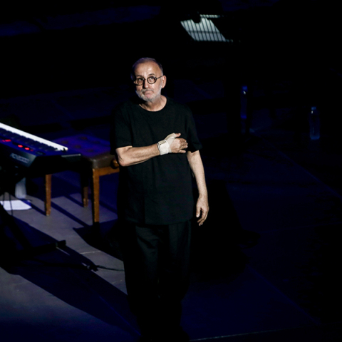 Θάνος Μικρούτσικος 