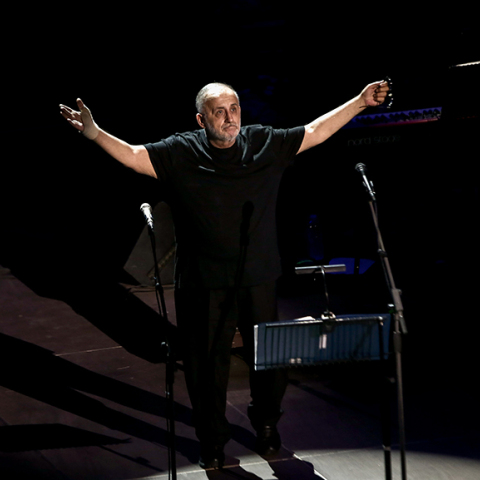 Θάνος Μικρούτσικος 