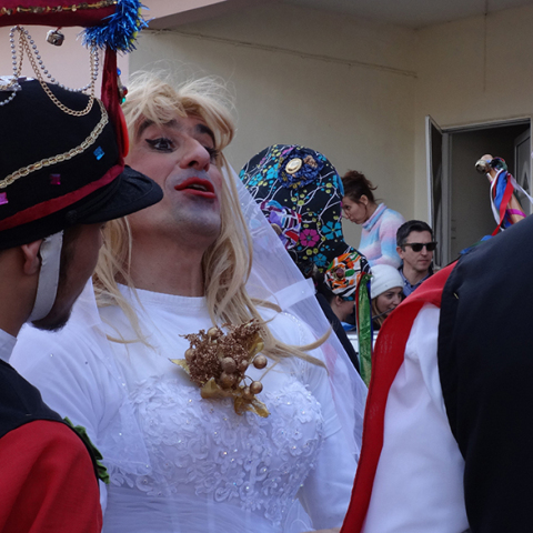 Οι Μωμόγεροι μεταμφιεσμένοι χορεύουν και τραγουδούν στους δρόμους