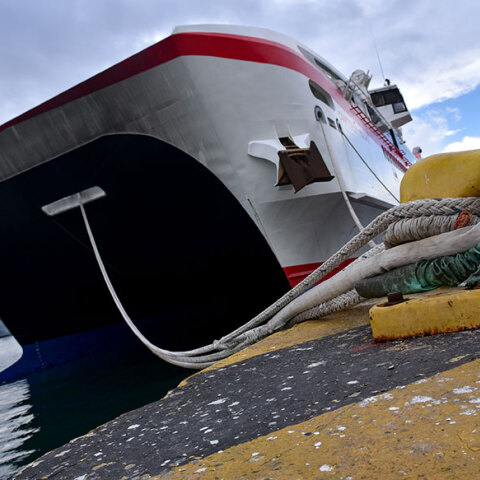 Δεμένα τα πλοία στα λιμάνια
