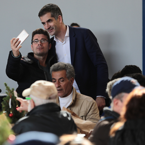 Ο Κώστας Μπακογιάννης στο γιορτινό τραπέζι αλληλεγγύης 