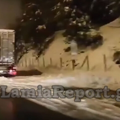 Δίπλωσαν νταλίκες στην Αθηνών - Λαμίας εν μέσω χιονιά