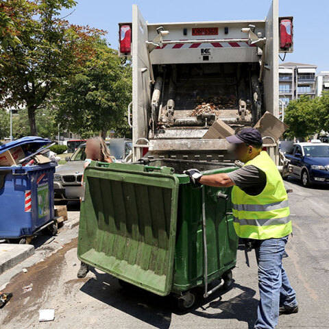 Απορριμματοφόρο και υπάλληλοι Καθαριότητας