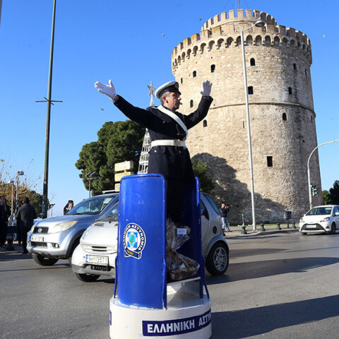 Επέστρεψε ο τροχονόμος με το βαρέλι του μπροστά στον Λευκό Πύργο