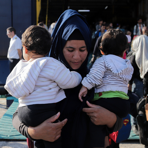 Αποβίβαση μεταναστών και προσφύγων στον Πειραιά 
