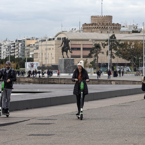Ηλεκτρικά πατίνια στην παραλία της Θεσσαλονίκης