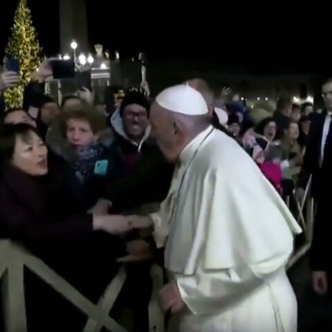 O πάπας Φραγκίσκος μαλώνει πιστή που του τραβά το χέρι στην πλατεία του Αγίου Πέτρου