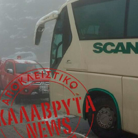 Τουριστικό λεωφορείο ακινητοποιήθηκε στα χιονισμένα Καλάβρυτα