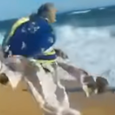 Μια ατυχής στιγμή για ιερέα στον Αγιασμό των υδάτων