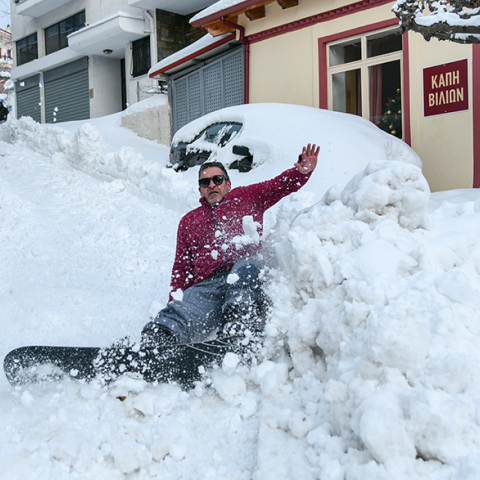 Κατάλευκα τα Βίλια από τη χιονόπτωση 
