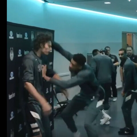 Ο Γιάννης Αντετοκούνμπο γίνεται παλαιστής του WWE πριν από την προθέρμανση