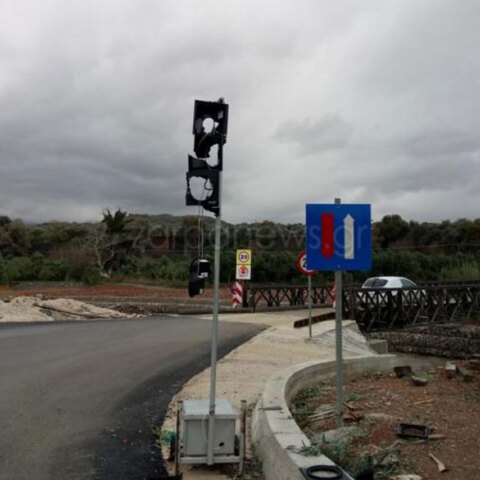 Κρήτη: Άγνωστοι άνοιξαν πυρ και κατέστρεψαν φανάρι στη στρατιωτική γέφυρα