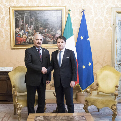 Ο πρωθυπουργός της Ιταλίας Τζουζέπε Κόντε και ο Λίβυος στρατηγός Χαφτάρ