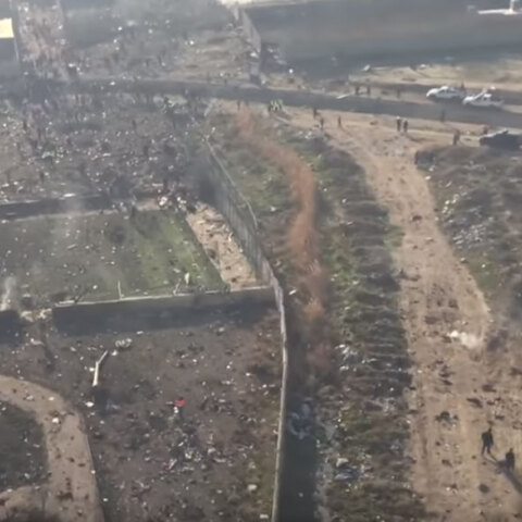 Ιράν: Συντρίμμια και αποκαΐδια στον τόπο της συντριβής του ουκρανικού Boeing