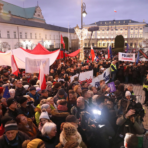 Δικαστές, δικηγόροι και πολίτες κατά της πολωνικής κυβέρνησης 