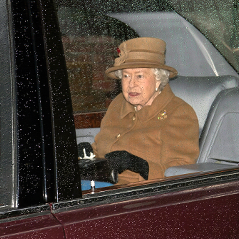 Η βασίλισσα Ελισάβετ καθ' οδόν για την εκκλησία