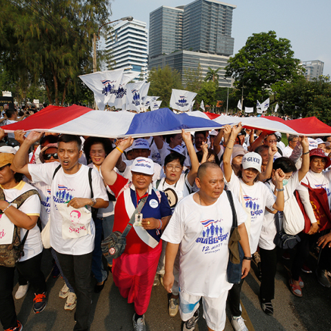Αγώνας δρόμου για τη δημοκρατία στην Μπανγκόκ 