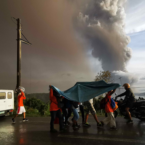 Συναγερμός στις Φιλιππίνες από τη δραστηριότητα του ηφαιστείου Ταάλ