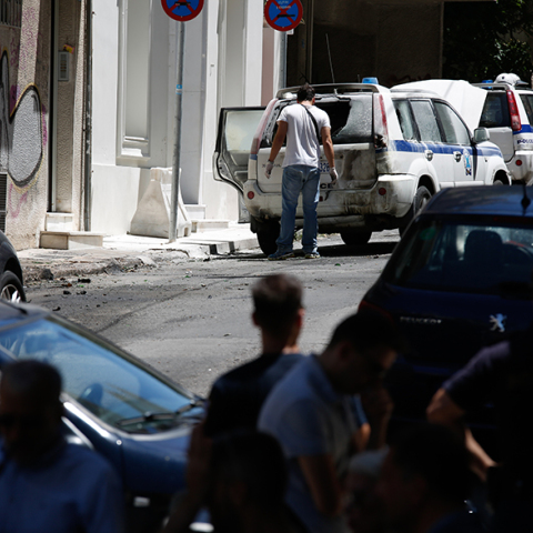 Επίθεση στο σπίτι του Αλέκου Φλαμπουράρη στα Εξάρχεια