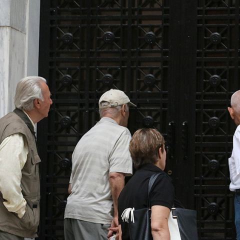 Συνταξιούχοι σε υποκατάστημα τράπεζας