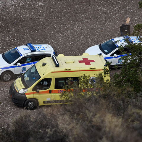 Ασθενοφόρο ΕΚΑΒ και περιπολικά της αστυνομίας