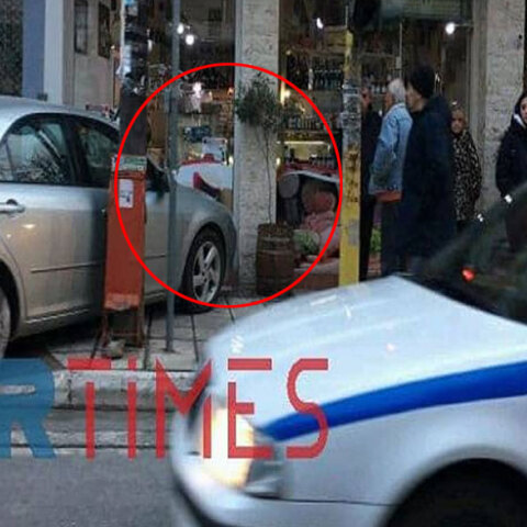 Θεσσαλονίκη: Αυτοκίνητο «καρφώθηκε» σε τζαμαρία καταστήματος