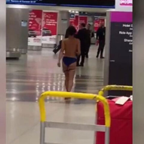 Στριπτίζ στο αεροδρόμιο: Η στιγμή που μια γυναίκα βγαίνει -στην κυριολεξία- από τα ρούχα της.