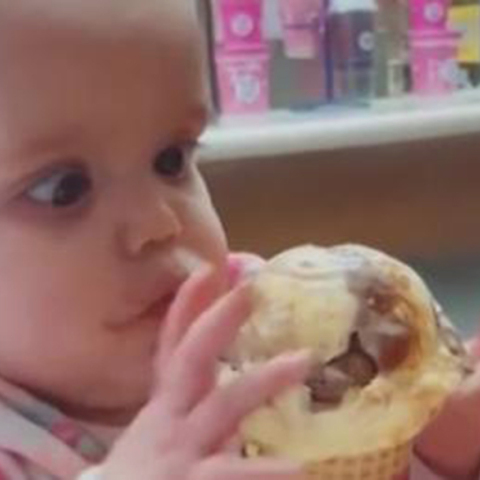 Μωρό δοκιμάζει παγωτό για πρώτη φορά