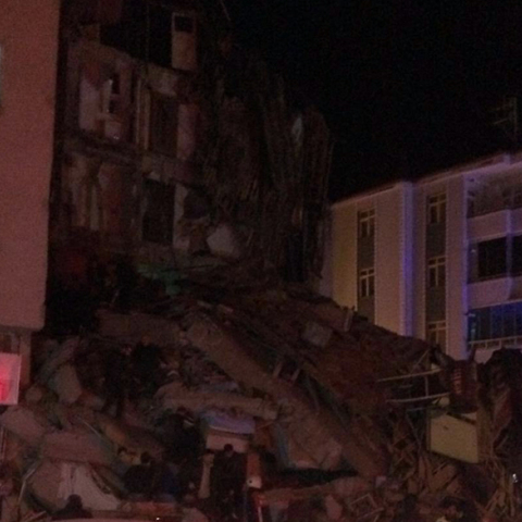 Κατέρρευσαν κτίρια από τον ισχυρό σεισμό